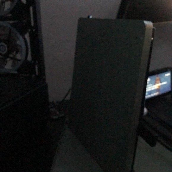 Playstation 4 slim - Picture 2 of 3